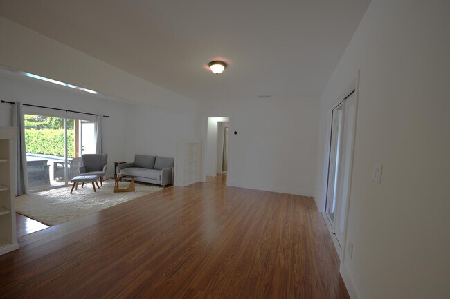 Building Photo - 717 N E St