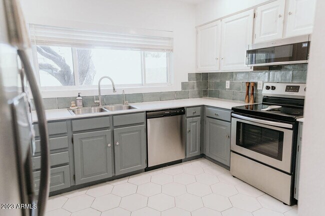 Building Photo - 6216 N 21st Dr