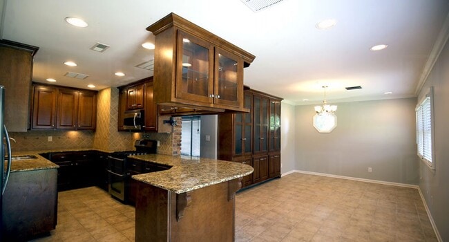 Building Photo - 3-Bedroom 3-Bath Executive Home in Mountain Brook