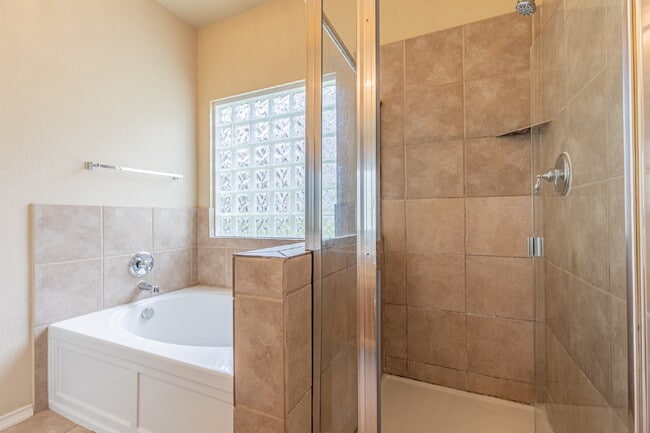 Building Photo - 906 Ashbury Bluff