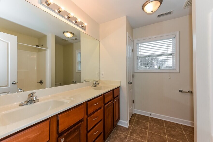 Building Photo - 8002 Starling Ct