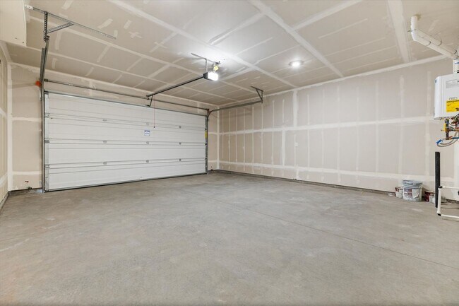 Building Photo - BRAND NEW Stunning 4-Bed, 3-Bath Townhome That Feels Like a Detached House