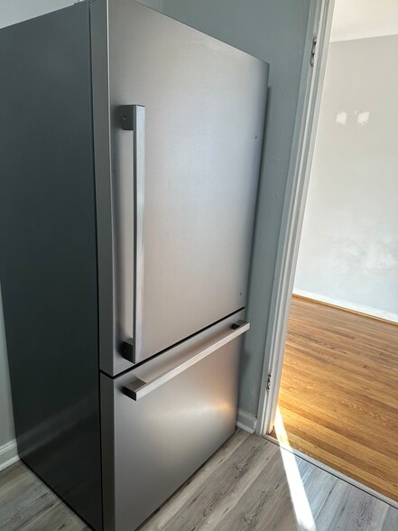 Kitchen - 1303 Longwood Ave