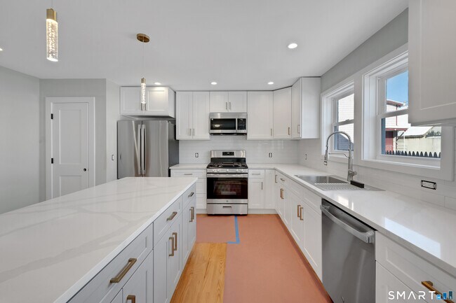 Building Photo - 20 Bouton St