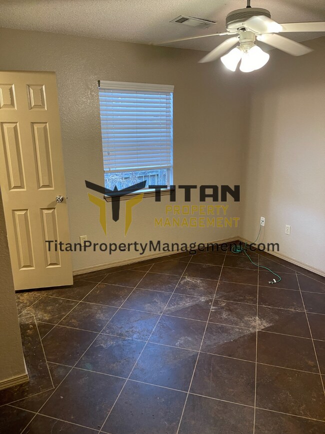 Building Photo - 2br/1.5 bath apartment