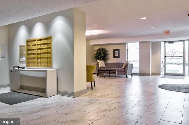 Building Photo - 10320 Westlake Dr