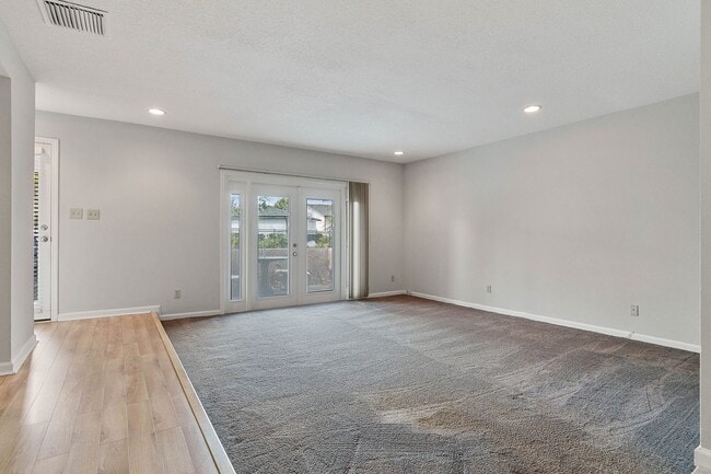 Building Photo - Audubon Park 2/2 Corner Unit Villa with La...