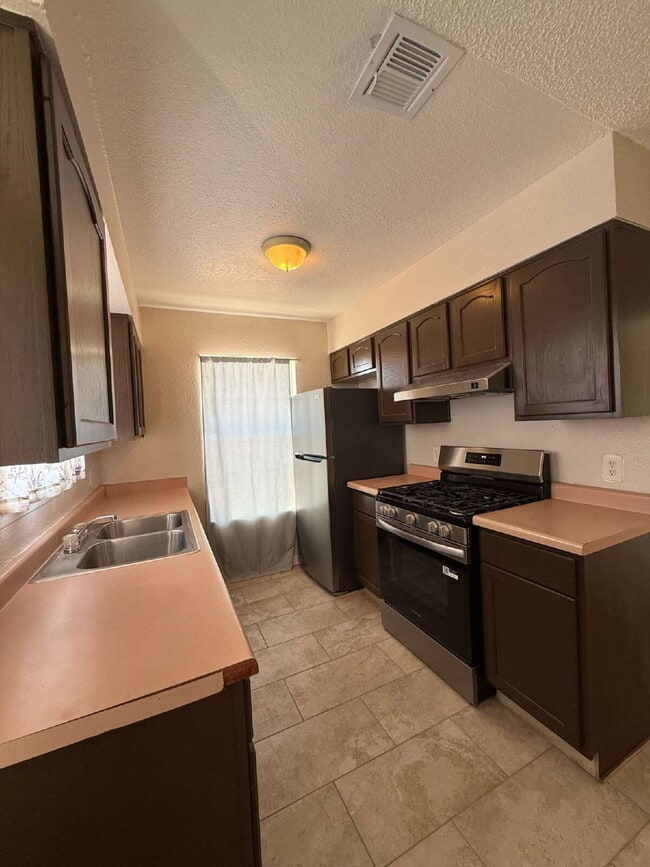 Building Photo - 955 Versailles Dr