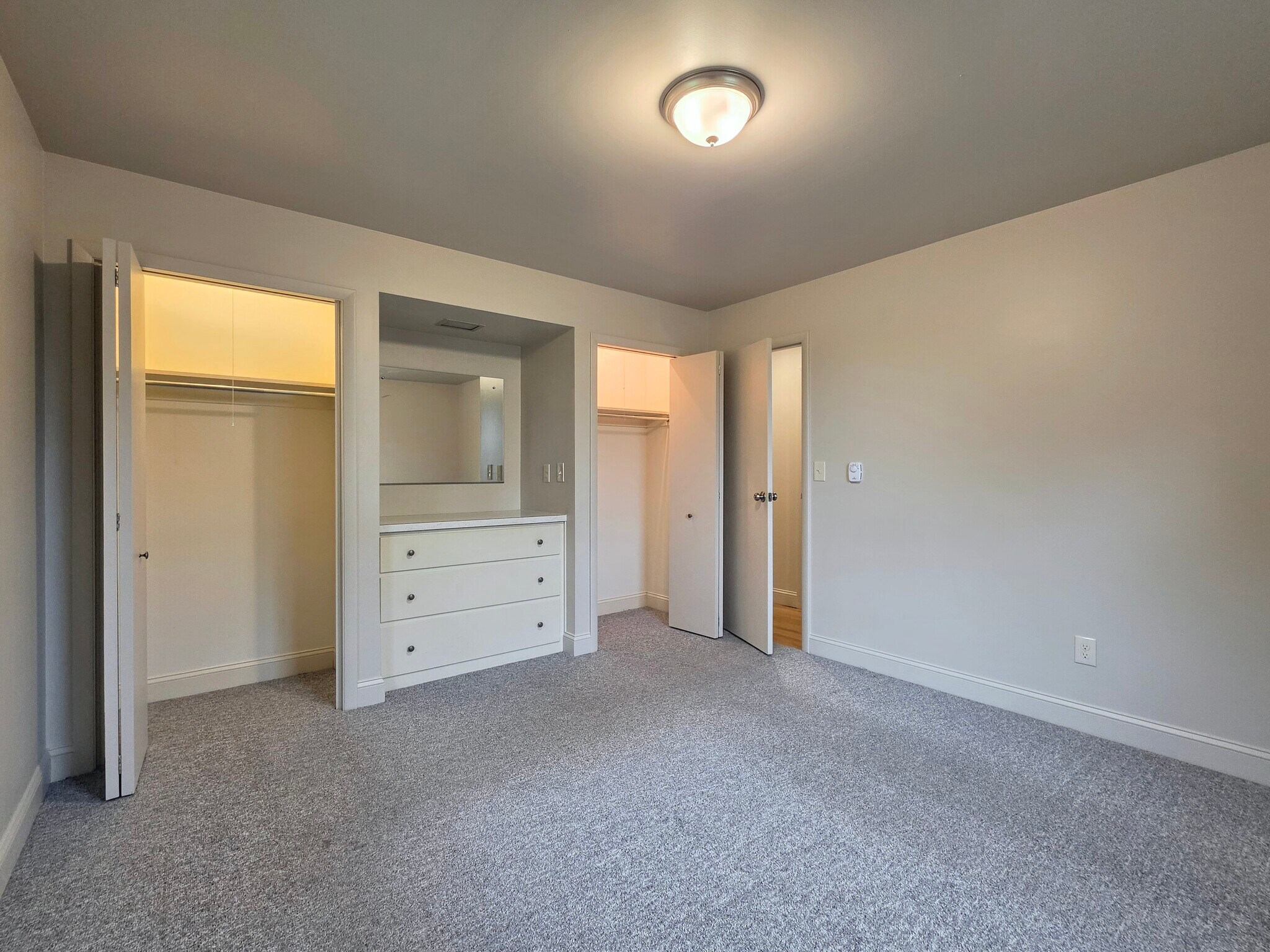 Building Photo - 2 Colonial Ave