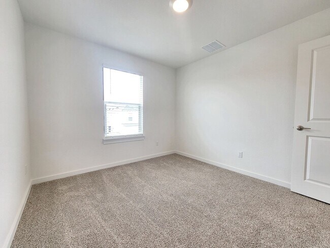 Building Photo - Spacious 4/BR 2.5/BA Retreat with Fenced Yard and Smart Features