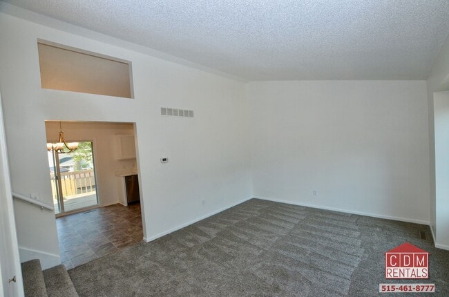 Building Photo - Wonderful West Des Moines Home