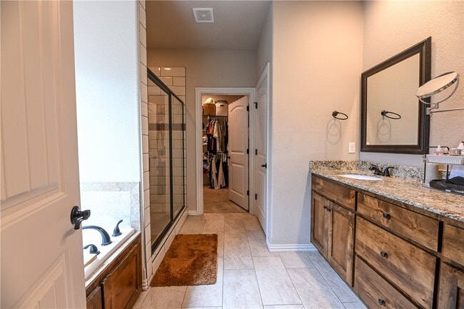 Building Photo - 5824 W Persimmon St