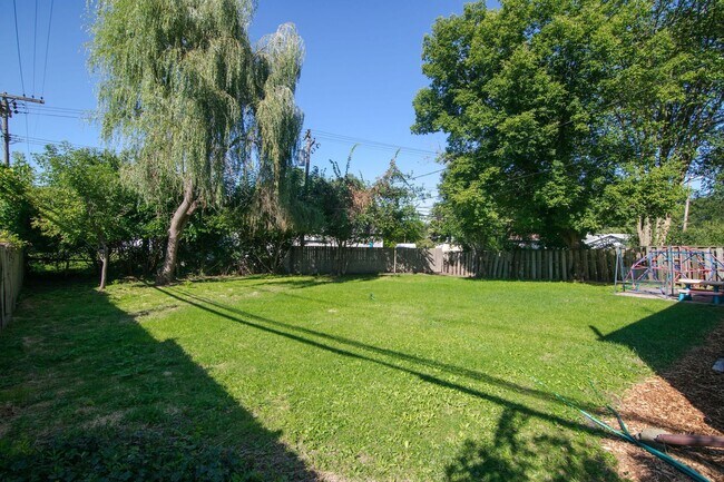 Building Photo - 2420 N Circle Dr