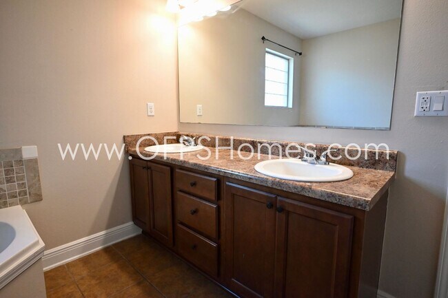 Building Photo - Home in South Crestview!