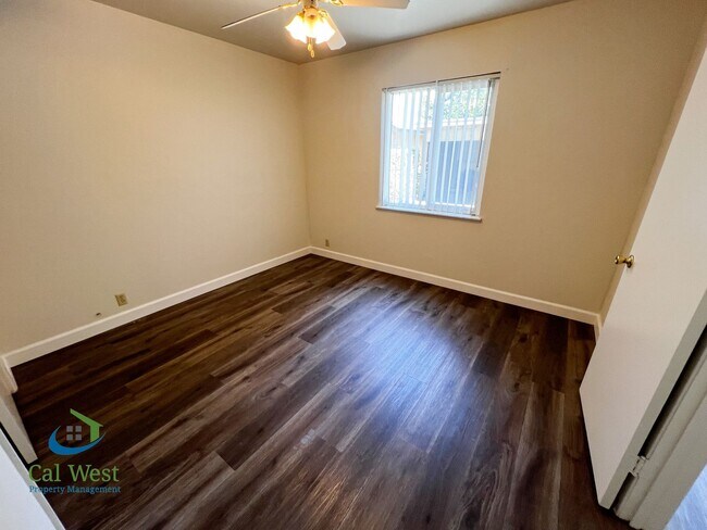 Building Photo - $1995 - Cozy 1/1 located near the Rose Garden