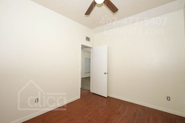 Building Photo - 6024 Oakcrest Cir