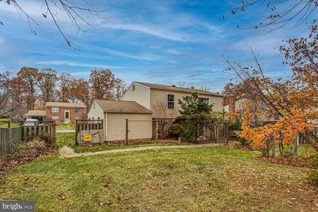 Building Photo - Brick Split Foyer With Large Backyard, 2 K...