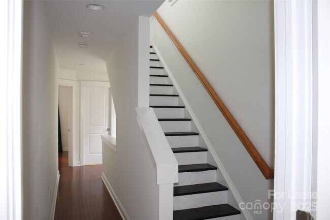 Building Photo - 541 Jetton St