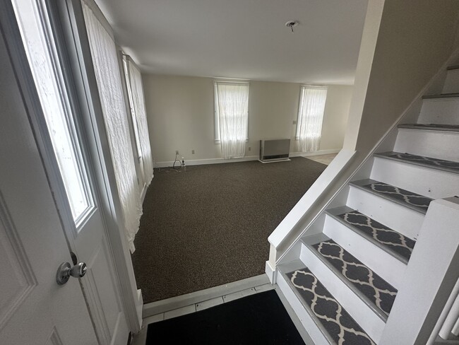 Building Photo - 799 River Rd