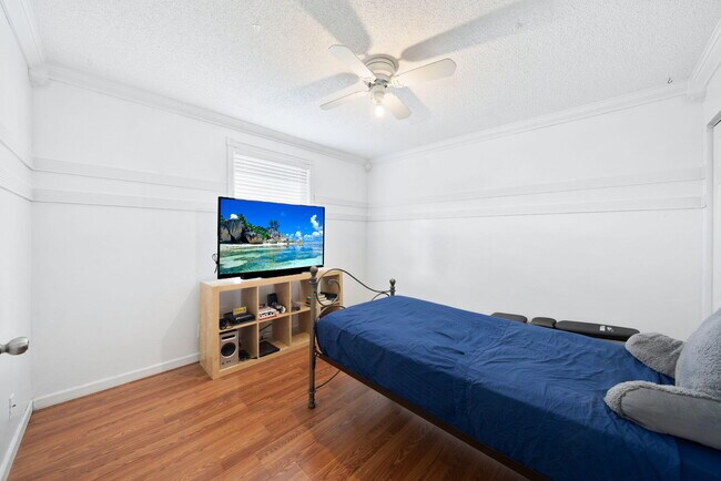Building Photo - 10569 Pelican Dr