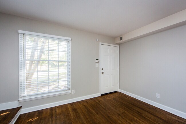 Building Photo - Charming 2BD/1BA Townhouse at Cotswold!