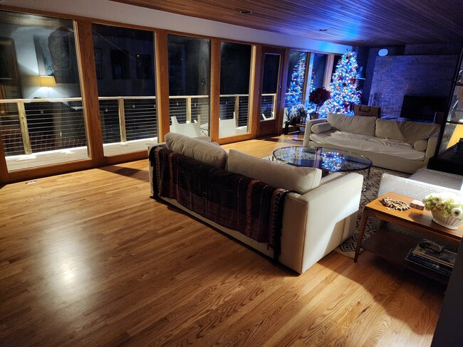 Building Photo - 6666 Bloomfield Ln