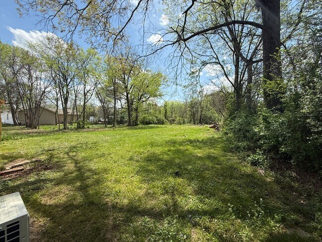 Building Photo - 2 Bed | 1 Bath | Bonus Spaces | Prime Location