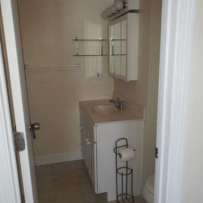 Building Photo - 398 B St