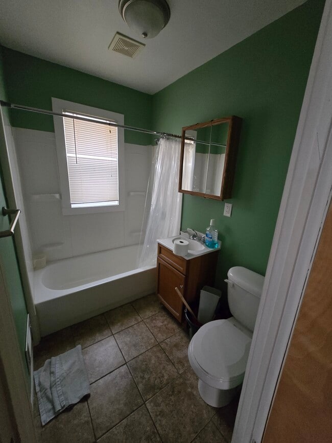 Building Photo - 323 Cherokee Ln