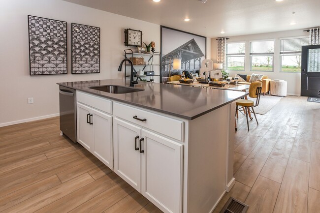 Building Photo - Modern 2 Bed / 2 Bath 1st Floor Condo w/ 1...