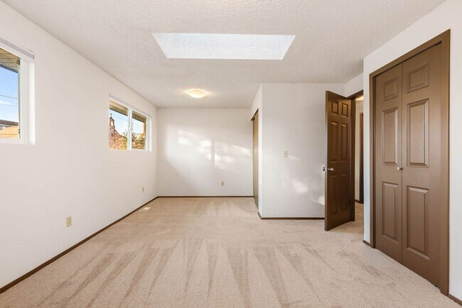 Building Photo - Great Home with Lots of Upgrades in a Great Location!