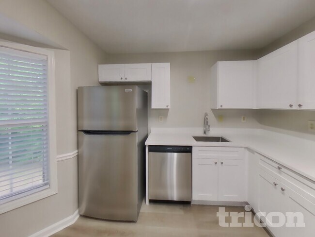 Building Photo - 2407 Windridge Dr NE