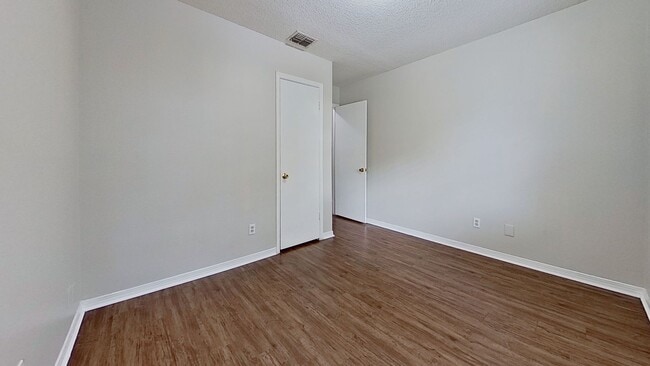 Building Photo - Beautiful Upstairs 2 bedroom 1 1/2 bath Ap...