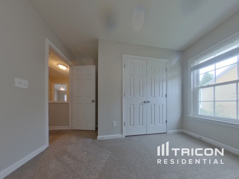 Building Photo - 2021 Maple Ridge Dr NW