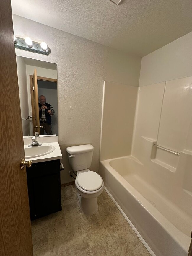 Building Photo - Single Level 3 Bedroom 2 Bath - 1 Car Garage - Lebanon