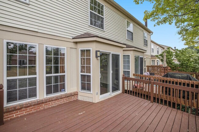 Building Photo - 3088 Village Cir