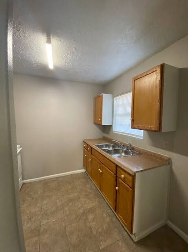Building Photo - COME TOUR THIS NICE 2 BEDROOM 1 BATH DUPLE...