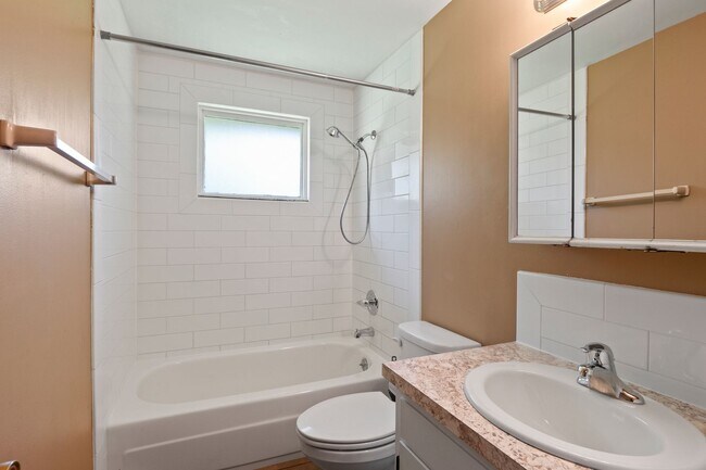 Building Photo - 505 W Ivanhoe Rd