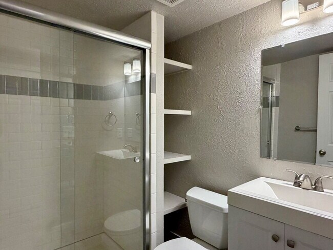 Building Photo - Spacious 4 bedroom, 3 bathroom home in the heart of Aurora is ready for immediate move in! Conven...