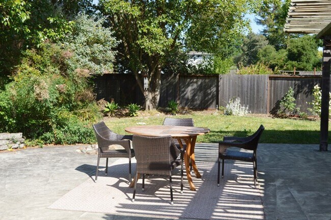 Building Photo - Beautiful Single Story Home With Great Roo...