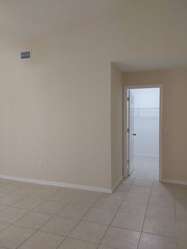 Building Photo - Beautiful 3 Bedroom + Den, 2 Bathroom Home...