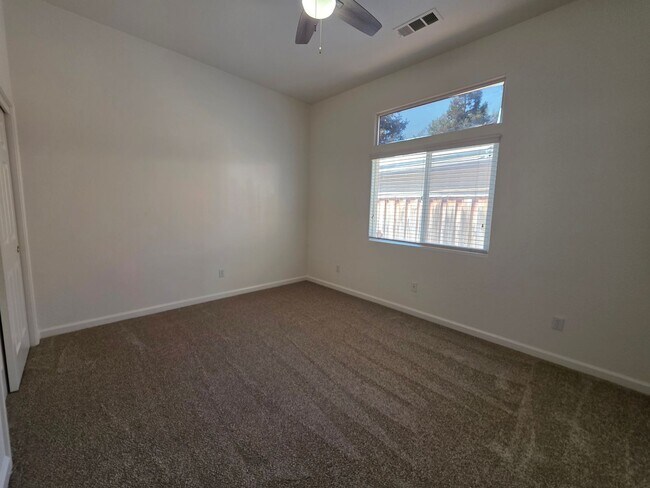 Building Photo - 3 bedroom 2 bathroom in a desirable SE Vis...