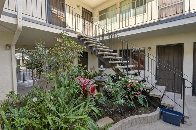 Building Photo - Gorgeous 2 Bedroom inside Gated Community! Close to Beach