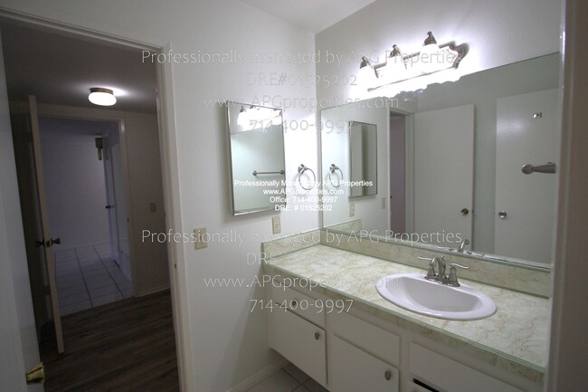 Building Photo - 3 Bedroom 1.5 Bathroom Townhome with a 2 c...