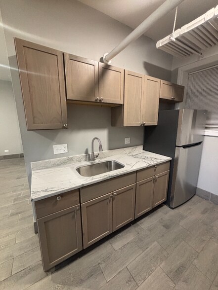 Building Photo - 658 E 81st St