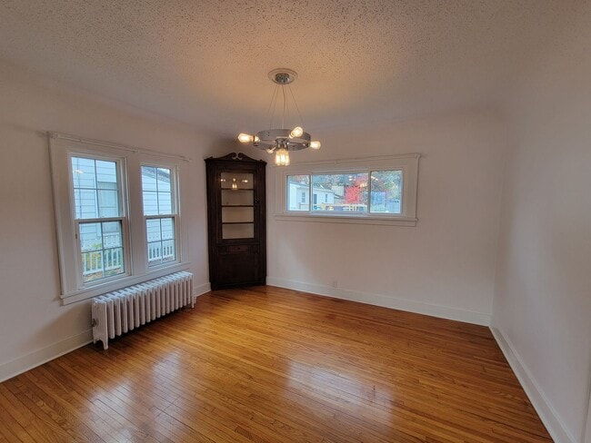 Building Photo - Beautiful Cedar Falls Home