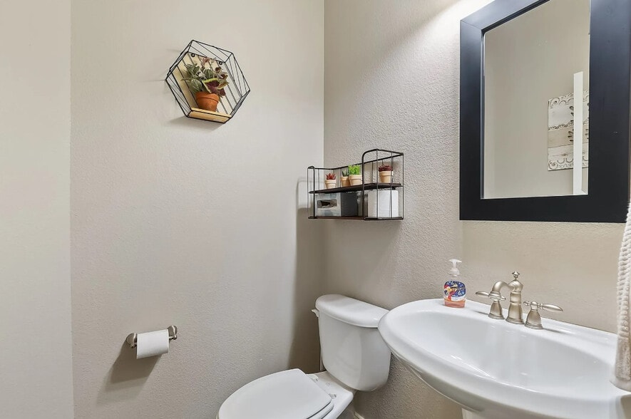 Building Photo - Room in Townhome on Chase Ln