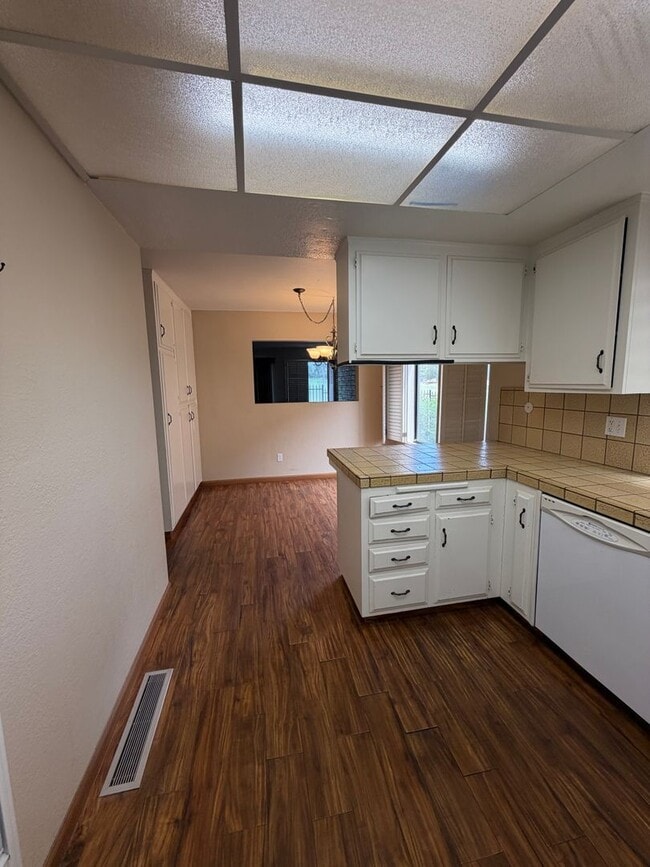 Building Photo - 2323 Easthills Dr
