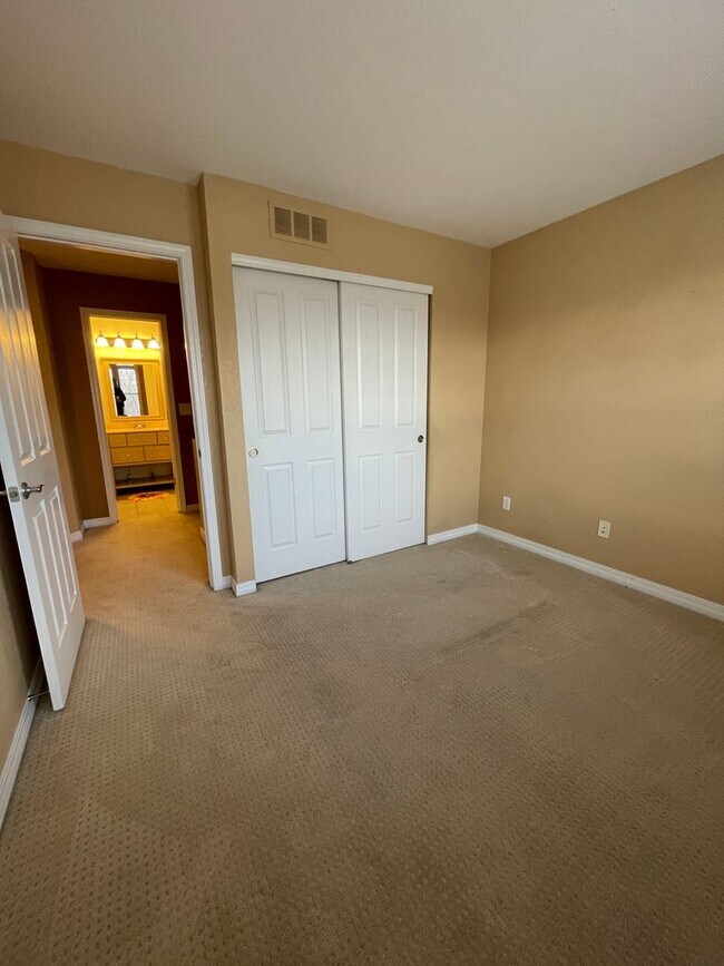 Building Photo - Lovely 2BD/1.5 BA Broomfield Townhome - Av...