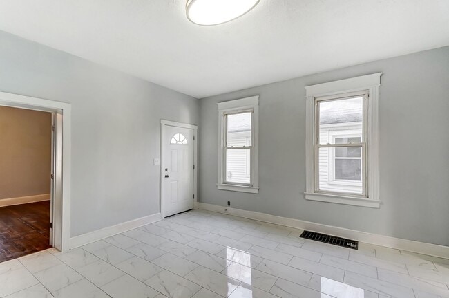 Building Photo - Three Bedroom Home in Hamilton!